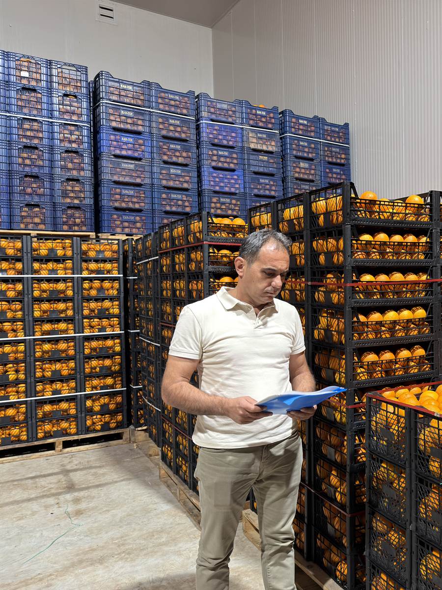 Harun Teke buzhanede parti listesini kontrol ederken