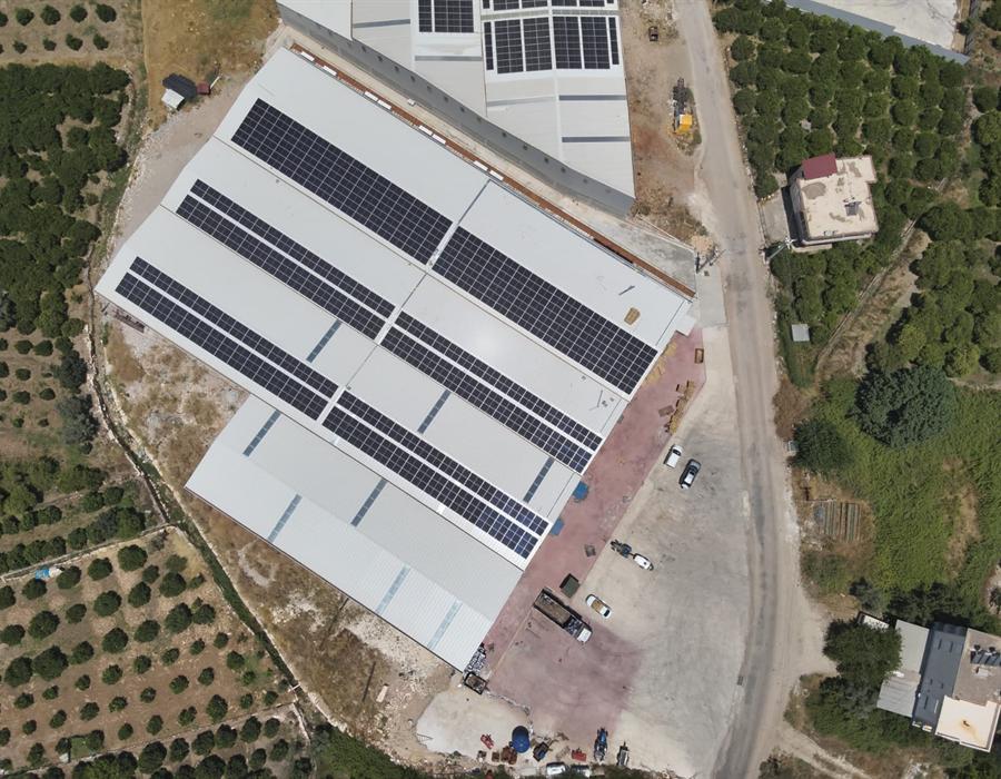Kar-Tek tesisinin kuş bakışı görünümü, çatısında güneş panelleri